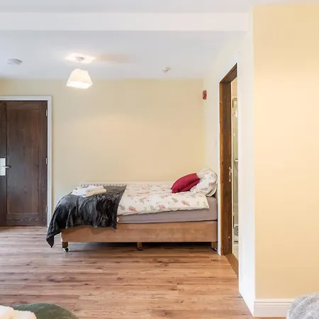Lovely 8-Bed House In Borrisoleigh Thurles *